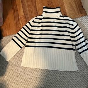 GAP - black and ivory striped, split hem sweater - size xs